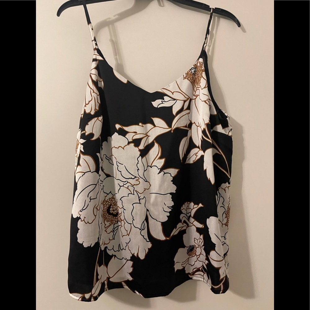 Women’s floral top size Large like new